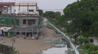 Nehrin su seviyesinin yükselmesi sırasında taşkın koruması için sokaktaki kum torbası hendeklerinin üst görüntüsü 