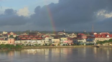 Gökkuşağını gökkuşağıyla küçük bir kasabanın üzerinde temizliyor 
