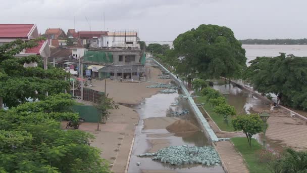 Bovenaanzicht Zandzak Dijken Straat Voor Bescherming Tegen Overstromingen Tijdens Stijging — Stockvideo