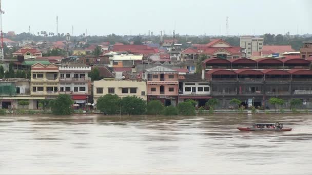 Malý Motorový Člun Pluje Řece Mekong Riverside Město Chráněné Před — Stock video