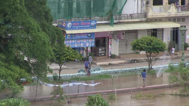 Kampong Camboja Outubro 2013 Subir Nível Rio Água Motos Andando — Vídeo de Stock
