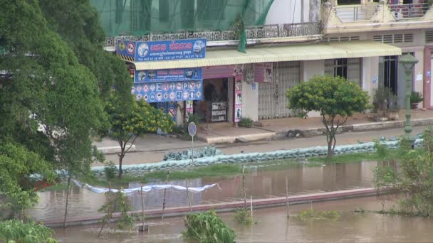 カンポン カンボジア 2013年10月 水位の上昇と砂袋保護で浸水した通り 洪水の水で人の奴隷網漁業 — ストック動画