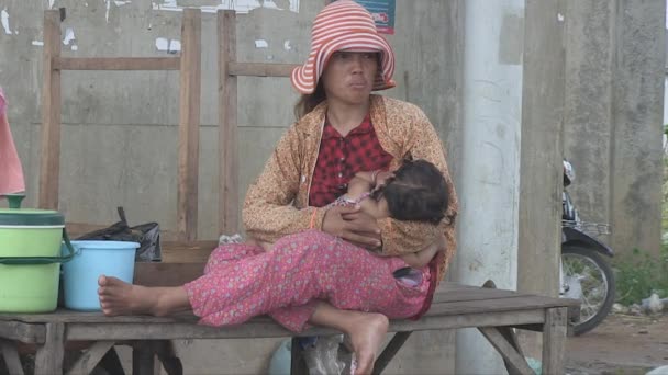 Kampong Camboja Outubro 2013 Mãe Amamentando Seu Filho Sentado Banco — Vídeo de Stock