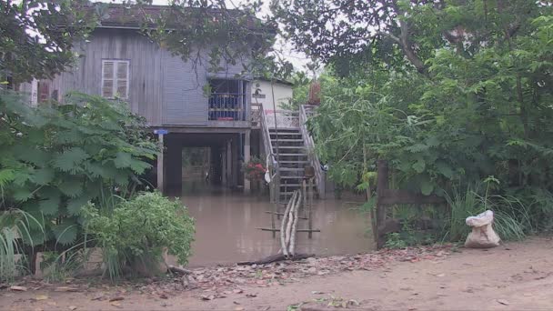 Inondation Des Eaux Sous Passerelle Accès Aux Étables Aux Imprévus — Video