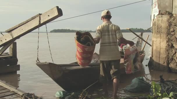 Кампонг Камбоджа Октябрь 2013 Года Человек Загружает Маленькую Деревянную Лодку — стоковое видео