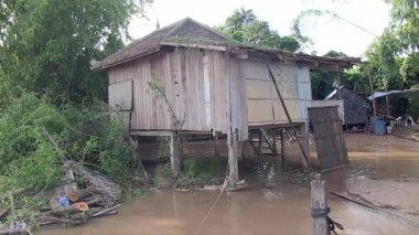 Nehir kıyısındaki eski ev sel sularıyla çevrili. 