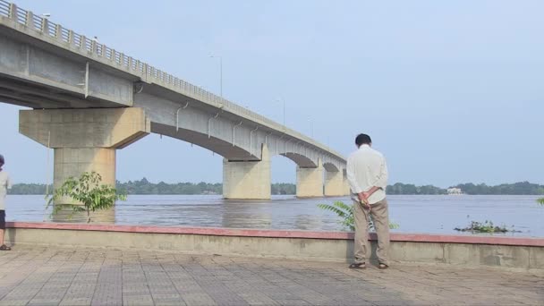 Kampong Cham Cambodia 2013 Men Looking High Water Level River — Stock Video