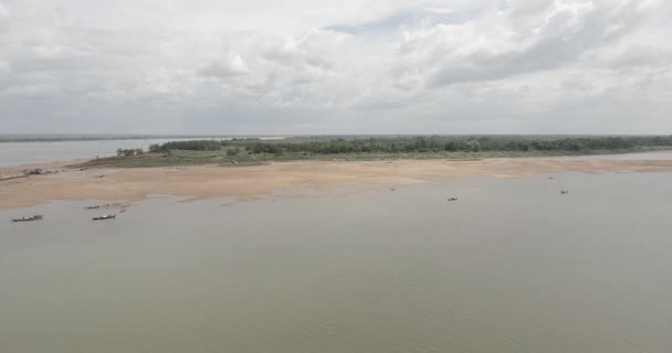 Flygfoto Små Fiskebåtar Vid Mekongfloden Sandbankar Längs Den Lilla Som — Stockvideo