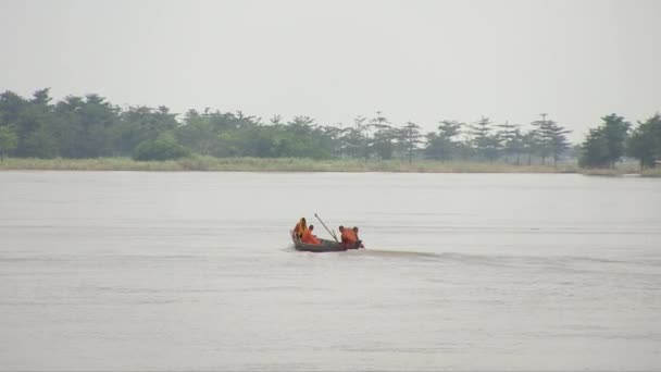 メコン川を渡る僧侶でいっぱいのドゥグアウトカヌー — ストック動画