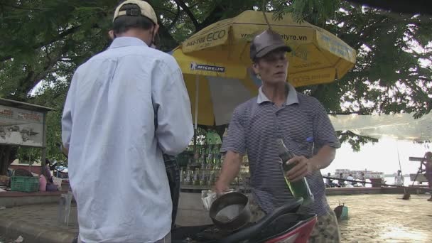 Kampong Cham Cambodja 2013 Close Van Een Verkoper Tanken Motorfiets — Stockvideo