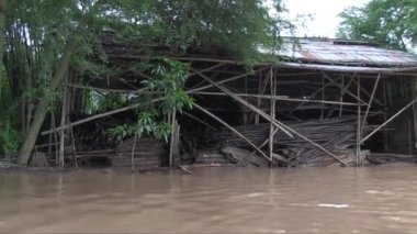 Su baskınlarından etkilenen bambu deposu.