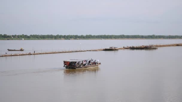 Vue Arrière Ferry Avec Passagers Traversant Rivière Pont Bambou Construction — Video