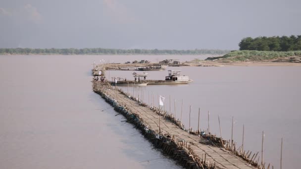 在低潮的湄公河上正在建造的最长的亚洲竹桥 800米长 — 图库视频影像