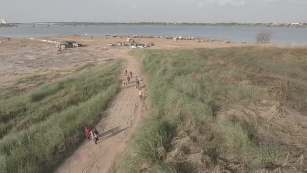 Plano Aéreo Del Dron Del Grupo Turistas Empujando Sus Bicicletas — Vídeos de Stock