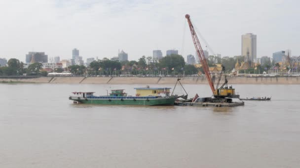 Stationaire Grijperbaggeraar Gemonteerd Een Schuit Ligt Afgemeerd Aan Mekong Rivier — Stockvideo