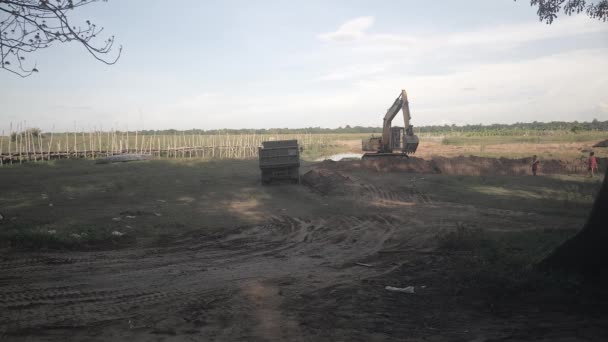 Kampong Camboja 2019 Pequeno Caminhão Chega Campo Aberto Para Carregar — Vídeo de Stock