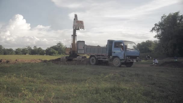 Kampong Camboya 2019 Excavadora Cargando Tierra Dentro Pequeño Camión Campo — Vídeo de stock