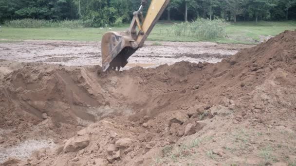 Excavadora Excavando Tierra Campo Abierto Cerca — Vídeos de Stock