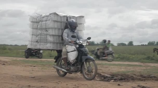 Kampong Camboja 2019 Close Uma Moto Carregando Uma Carga Traseira — Vídeo de Stock