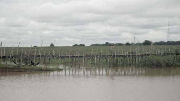 Kampong Kambodža 2019 Pohled Boku Kolo Farmáře Jak Bosí Přes — Stock video