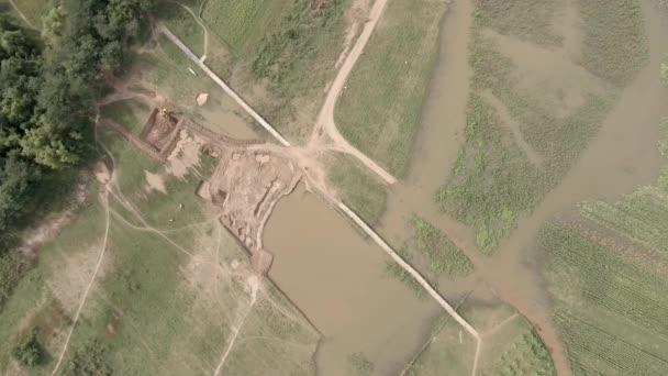 Mirando Hacia Abajo Puente Bambú Sobre Pequeño Río Área Rural — Vídeo de stock