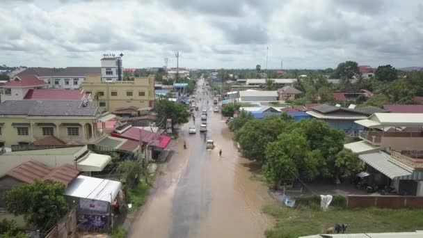 Баттамбанг Камбоджа 2020 Перелет Назад Над Автомобилями Проезжающими Затопленной Улице — стоковое видео