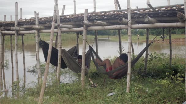 Kampong Camboya 2019 Jóvenes Tumbados Hamacas Bajo Puente Bambú — Vídeos de Stock
