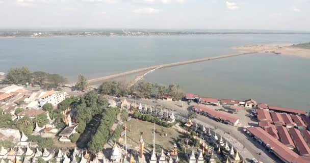 Πετώντας Προς Μια Μεγάλη Γέφυρα Μπαμπού Συνδέεται Την Πόλη Kampong — Αρχείο Βίντεο