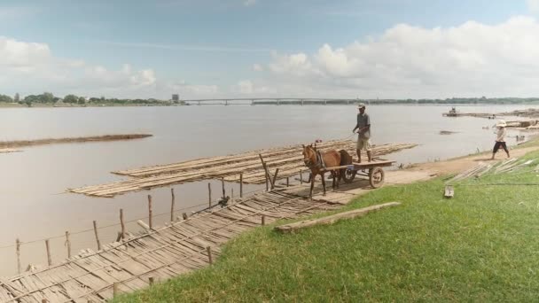 Kampong Kambodja 2016 Tomma Häst Vagn Ombordstigning Färja Båt Förtöjd — Stockvideo