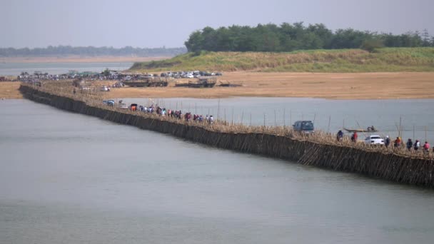 Verkeersopstopping Bamboe Brug Mekong Rivier Motoren Auto Overschrijding Van Het — Stockvideo