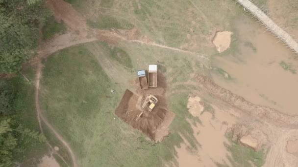 Overhead Drone Shot Excavator Loading Earth Two Trucks Open Field — Stock videók