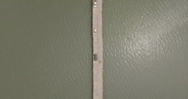 Nehrin üzerinden geçen araçların insansız hava aracı görüntüleri.