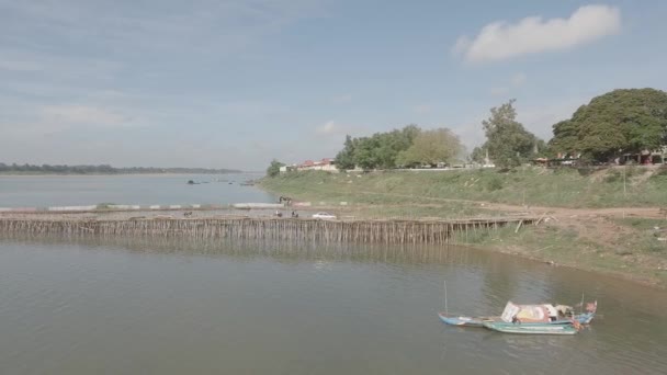 Ковзний Постріл Автомобілів Мотоциклами Перетинають Бамбуковий Міст Через Річку — стокове відео