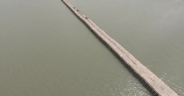 Drohnenschuss Zeigt Fahrzeuge Mit Motorrädern Über Bambusbrücke Über Fluss — Stockvideo