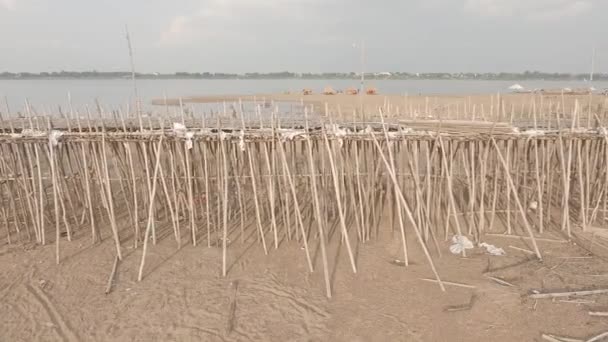 Drone Tiro Levantando Sobre Ponte Bambu Erguido Banco Areia — Vídeo de Stock