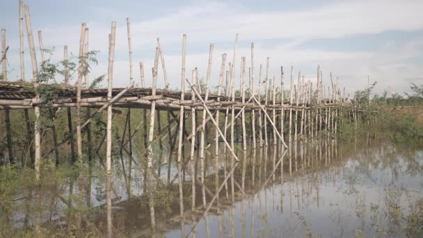 Zbliżenie Bambusowego Mostu Odbicie Rzece Słoneczny Dzień — Wideo stockowe