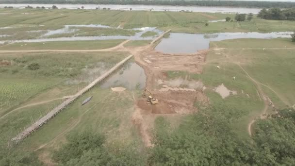 Luchtfoto Van Een Bamboe Brug Een Graafmachine Open Veld — Stockvideo