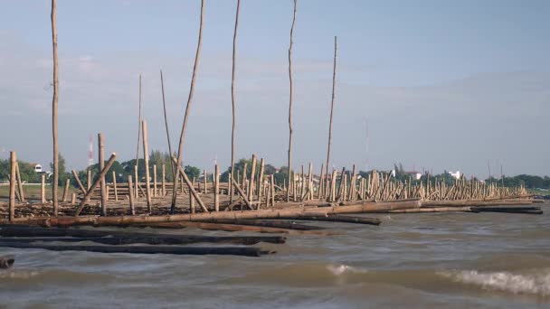 Vista Lateral Nivel Del Agua Puente Bambú Construido Través Río — Vídeos de Stock