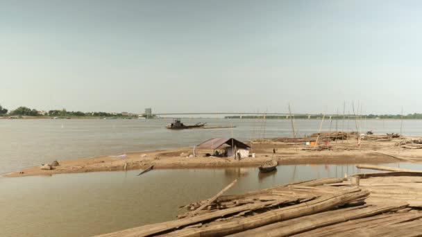 Fischer Sitzen Unter Planen Auf Der Sandbank Des Flusses Baustelle — Stockvideo