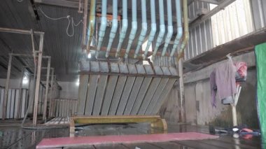 Bir fabrikanın içinde buzlarla dolu buz makinelerini kapatın.