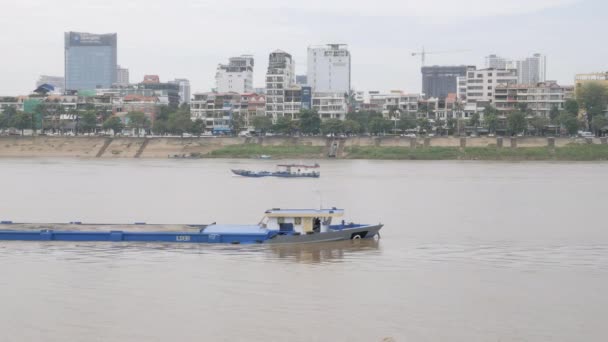 Phnom Penh Cambogia 2022 Chiatta Carica Sabbia Che Muove Lentamente — Video Stock