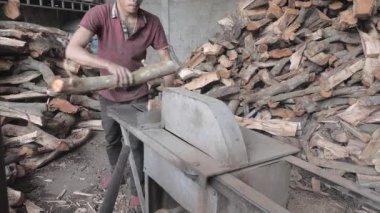 Phnom Penh - Kamboçya - 02 - 10 - 2022 - masa testeresiyle odun kesen bir işçinin ön görüntüsü 