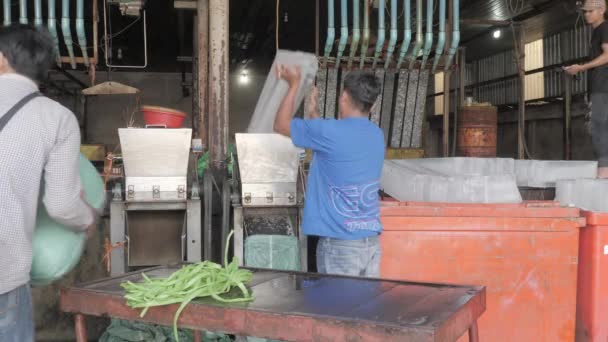 Phnom Penh Kambodža 2022 Zblízka Prodejci Nakládací Blok Ledu Uvnitř — Stock video