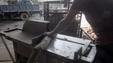 Masa testeresiyle odun kesen bir işçinin arka planı 