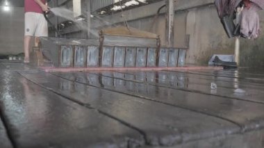 Blok buz makinelerinden ayrılan buz bloklarının ön görünümü