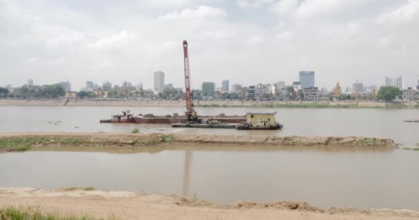 抓斗挖泥船在操作中的距离视图 排水后的沙子被装上驳船 金边首都作为背景 — 图库视频影像