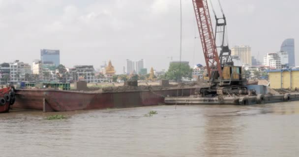 Phnom Penh Cambodja 2022 Zijaanzicht Van Een Grijperbaggeraar Bedrijf Verdund — Stockvideo