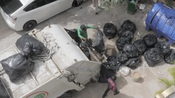 Phnom Penh Kambodża 2022 Śmieciarz Sortuje Odpady Wewnątrz Śmieciarki — Wideo stockowe