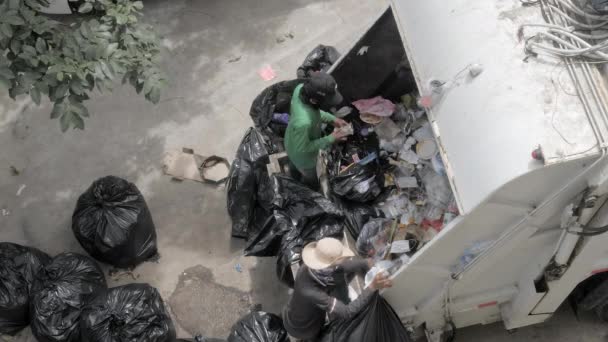 Phnom Penh Kambodscha 2022 Müllsammler Sortieren Recycelbare Güter Einem Müllwagen — Stockvideo