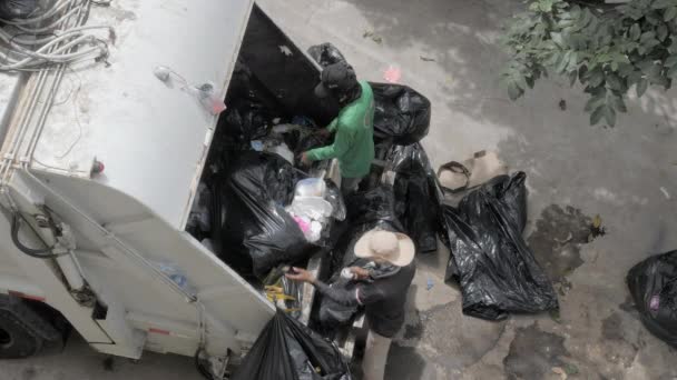 Phnom Penh Camboja 2022 Coletores Lixo Classificam Produtos Recicláveis Dentro — Vídeo de Stock